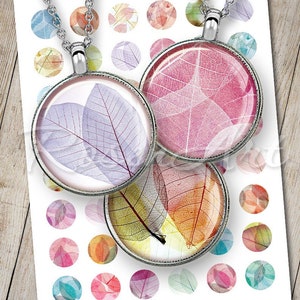 Może przedstawiać: Trzy srebrne naszyjniki z wiszącymi ozdobami, z przezroczystymi szklanymi kaboszonami przedstawiającymi delikatne wzory liści w odcieniach różowego, fioletowego i pomarańczowego.