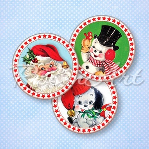 Peut inclure: Trois cercles en papier de Noël vintage avec des bordures d'étoiles rouges. Le premier cercle représente un Père Noël de dessin animé avec un chapeau rouge et une barbe blanche. Le deuxième cercle représente un bonhomme de neige de dessin animé portant un chapeau haut de forme noir et une écharpe rouge. Le troisième cercle représente un chiot de dessin animé portant un chapeau rouge et un nœud vert.