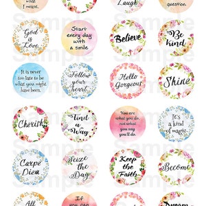Op de afbeelding: Een set van 16 ronde, met bloemen geprinte stickers met inspirerende citaten. Elke sticker heeft een aquarel-achtig bloemenontwerp op een witte achtergrond en een zwart citaat in het midden. De citaten zijn: "Delen", "Leven Liefde Lachen", "Zijn of niet zijn? Dat is de vraag.", "Wees aardig", "God is liefde", "Begin elke dag met een glimlach", "Geloven", "Het is nooit te laat om te zijn wat je had kunnen zijn.", "Volg je hart", "Hallo prachtig", "Stralen", "Koesteren", "Vind een weg", "Je bent wat je doet, niet wat je zegt dat je zult doen.", "Het is een soort magie", "Geniet van het leven", "Grijp de dag", "Houd het geloof", "Worden", "Alles wat je nodig hebt is liefde", "Als je het kunt dromen, kun je het doen.", "Wonder", en "Droom groot".
