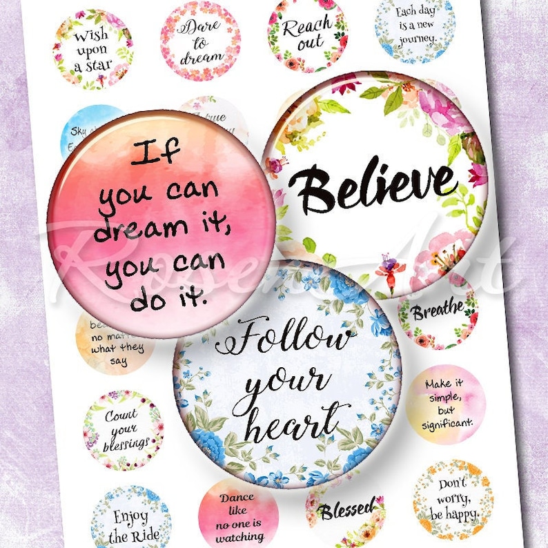 Op de afbeelding: Een set van 12 ronde, met bloemen bedrukte stickers met inspirerende citaten. De citaten zijn: "Wish upon a star", "Dare to dream", "Reach out", "Each day is a new journey", "If you can dream it, you can do it", "Believe", "Follow your heart", "Breathe", "Make it simple, but significant", "Count your blessings", "Enjoy the Ride", "Dance like no one is watching", "Blessed", and "Don't worry, be happy."