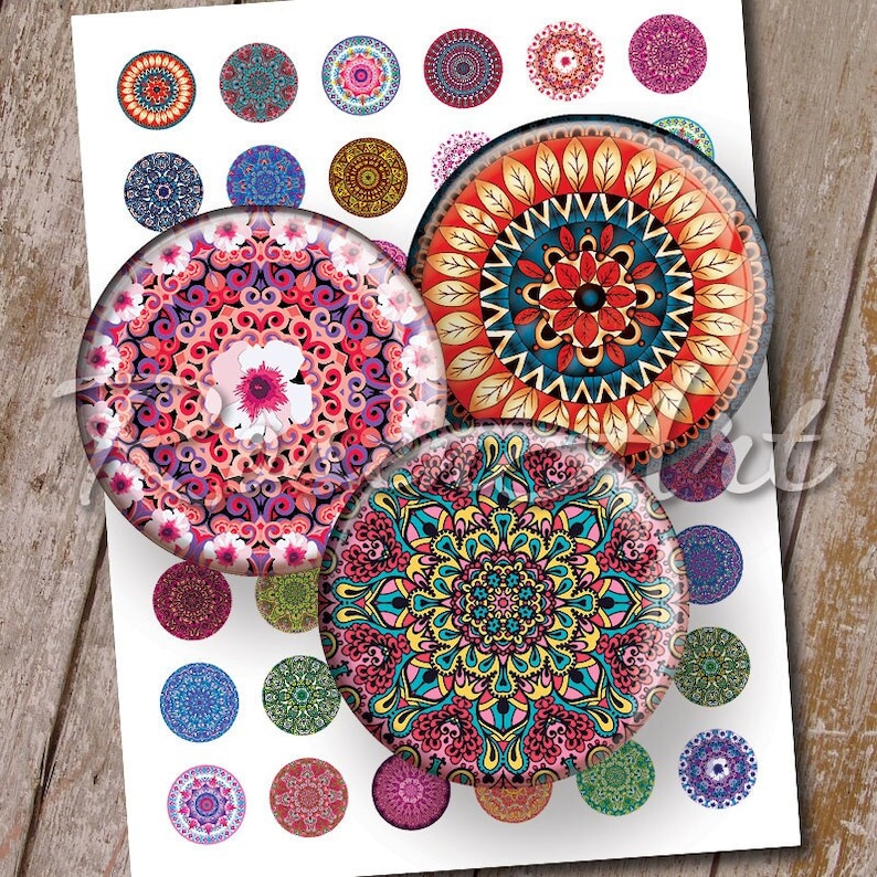 Może przedstawiać: Trzy kolorowe, okrągłe wzory mandali z misternymi wzorami w odcieniach r&oacute;żowego, niebieskiego, ż&oacute;łtego, czerwonego i zielonego. Mandalas znajdują się na białym tle z mniejszymi mandalami wok&oacute;ł krawędzi.