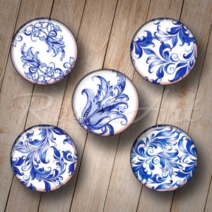 Peut inclure: Cinq sous-verres ronds en céramique avec un motif floral bleu et blanc. Les sous-verres présentent un motif floral délicat avec des détails complexes.