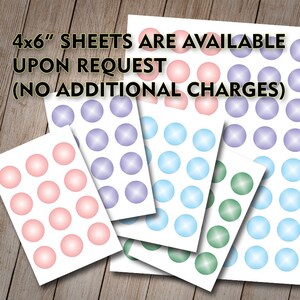 Op de afbeelding: Vier vellen met 4x6 inch stickers in verschillende kleuren en ontwerpen. De stickers zijn rond en hebben een verloop-effect. De tekst op de vellen luidt "4x6" SHEETS ARE AVAILABLE UPON REQUEST (NO ADDITIONAL CHARGES)"