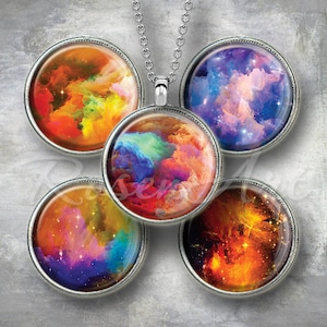 Puede incluir: Cinco cabujones redondos de vidrio, enmarcados en plata, con imágenes de nebulosas de colores. Los cabujones están dispuestos en círculo con un collar de cadena plateada en el centro.