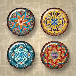 Könnte beinhalten: Vier runde Dekorknöpfe mit komplizierten geometrischen Mustern in Blautönen, Gelb, Orange, Rot und Grün. Die Knöpfe haben eine glänzende Oberfläche und sind quadratisch angeordnet.