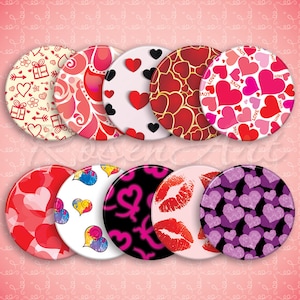 Könnte beinhalten: Satz von zehn runden Valentinstag-Knöpfen mit verschiedenen Designs mit Herzen, Lippen und dem Wort "love". Die Knöpfe haben einen Durchmesser von 5 cm.