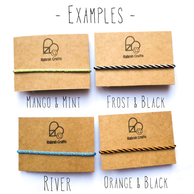 Puede incluir: Cuatro ejemplos de pulseras de amistad con diferentes combinaciones de colores. Las pulseras se muestran en cartulina marr&oacute;n con las palabras "Rahrah Crafts" y el nombre de la combinaci&oacute;n de colores impreso debajo de cada pulsera. Las combinaciones de colores son Mango & Mint, Frost & Black, River y Orange & Black.