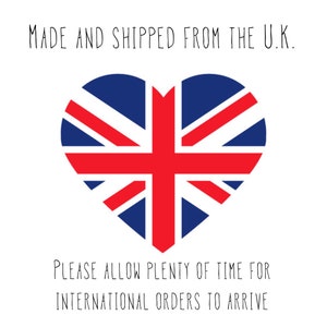 K&ouml;nnte beinhalten: Eine rot-wei&szlig;-blaue Herzform mit der Union Jack Flagge und dem Text "MADE AND SHIPPED FROM THE U.K." dar&uuml;ber und "PLEASE ALLOW PLENTY OF TIME FOR INTERNATIONAL ORDERS TO ARRIVE" darunter.