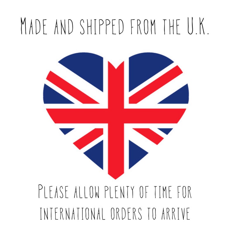 K&ouml;nnte beinhalten: Eine rot-wei&szlig;-blaue Herzform mit der Union Jack Flagge und dem Text "MADE AND SHIPPED FROM THE U.K." dar&uuml;ber und "PLEASE ALLOW PLENTY OF TIME FOR INTERNATIONAL ORDERS TO ARRIVE" darunter.