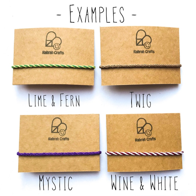 Puede incluir: Cuatro ejemplos de pulseras de cuerda de colores sobre cartulina marr&oacute;n con el texto "Rabrah Crafts" y el nombre de cada combinaci&oacute;n de colores debajo. Los colores son verde lima y verde helecho, marr&oacute;n, morado y rojo y blanco.