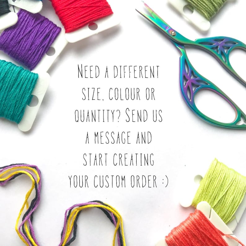 Puede incluir: Surtido de carretes de hilo de bordar de colores con tijeras sobre un fondo blanco. El texto dice: "&iquest;Necesitas un tama&ntilde;o, color o cantidad diferente? Env&iacute;anos un mensaje y empieza a crear tu pedido personalizado :)"