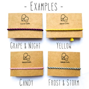Puede incluir: Cuatro tarjetas con diferentes cordones de colores sobre ellas. Las tarjetas son marrones y tienen el texto "Rahrah Crafts" y el texto "EXAMPLES" en la parte superior. Los cordones est&aacute;n etiquetados como "Grape & Night", "Yellow", "Candy", y "Frost & Storm".