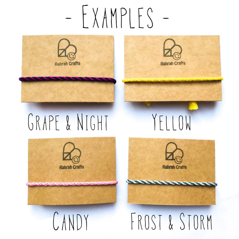 Puede incluir: Cuatro tarjetas con diferentes cordones de colores sobre ellas. Las tarjetas son marrones y tienen el texto "Rahrah Crafts" y el texto "EXAMPLES" en la parte superior. Los cordones est&aacute;n etiquetados como "Grape & Night", "Yellow", "Candy", y "Frost & Storm".
