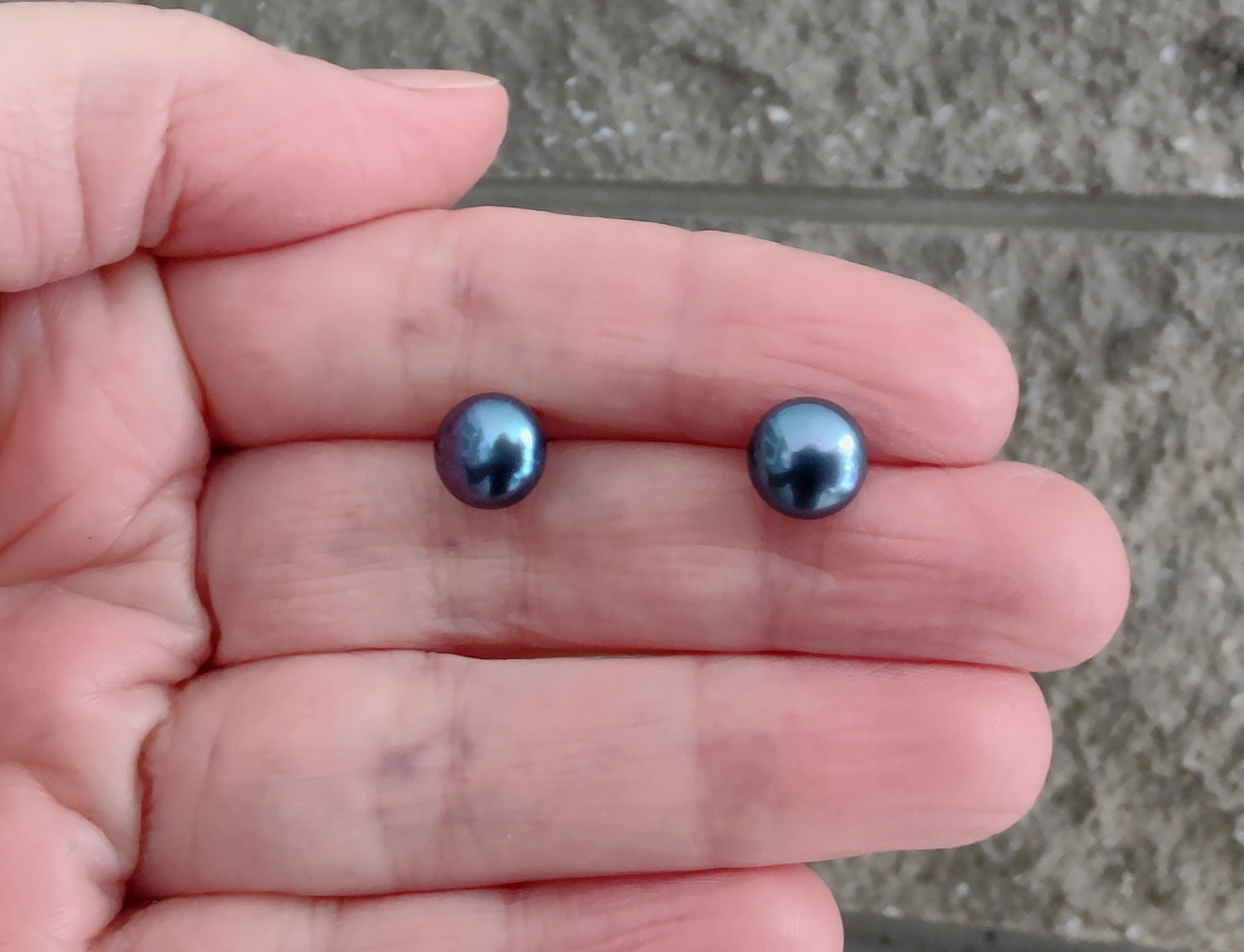 Brincos de pino vintage em ouro amarelo sólido 14k de 8 mm com pérolas cultivadas azul-escuras L1x
