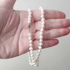Vintage 6 mm White Cultured Pearl 14k Yellow Gold Clasp Necklace M9