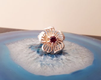 Anillo solitario vintage de plata de ley con rubí y flor grande, talla 7 1/2 RG7