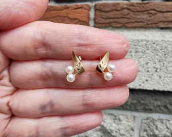 Vintage 14k Yellow Gold White Cultured Pearl Stud Earrings  L1c