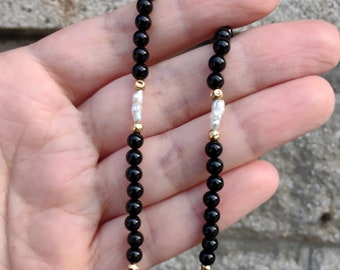 Pulseira vintage de 7 mm com pérolas cultivadas em branco arroz e ônix preto e ouro amarelo 14k com fecho B5a
