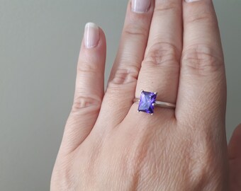 Bague En Argent Plaqué Avec Zircone Violette Géométrique - Taille 7, Neuve étiquetée