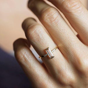 Anello con morganite, anello semplice con morganite, anello baguette, anello con morganite e diamanti, anello di fidanzamento con morganite, anello di fidanzamento in oro giallo