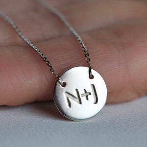 Collar con disco inicial, cadena personalizada de oro macizo de 14 k con disco redondo de 13 mm para letras grabadas personalizadas