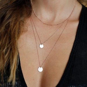 Collar de disco con inicial en capas, Conjunto de collar con capas, Collar con inicial doble personalizado, Collar satélite