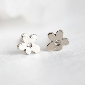 Diamant Ohrringe, Blume Ohrstecker, 14k solid gold Ohrstecker, kleine unebene Gänseblümchen Blumen Ohrstecker