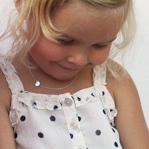 Collar con corazón de niño, dije lateral con collar de diamantes cz, collar de disco con inicial delicada de plata