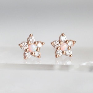 Winzige Blumen Ohrstecker, Diamant Ohrstecker als Diamant Blüten Ohrhänger, Opal Diamant Ohrstecker in 585 Rose Gold