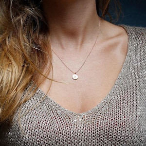 Collar con moneda de oro rosa, collar con círculo inicial, collar con disco de oro macizo, delicado collar con disco martillado de 18 k
