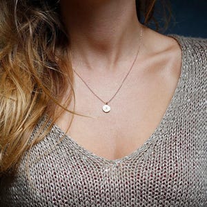 Roségouden muntketting, ketting met eerste cirkel, massief gouden schijfketting, sierlijke 18k gehamerde schijfketting