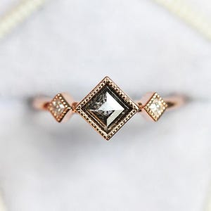 Tre diamanter i ring, Artdeco-diamantförlovningsring, prinsesslipad saltpeppardiamant