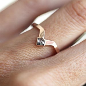 Salt- och peppardiamantring, diamantchevronring, unik diamantvigselring, kitediamantring, grå diamantring