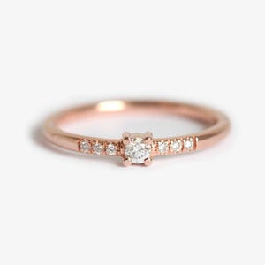Anillo de diamantes de oro rosa, anillo de compromiso de oro rosa, anillo de compromiso de diamantes, anillo de compromiso delicado, anillo de diamantes pequeño, anillo de diamantes diminuto