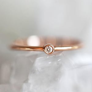 ダイヤモンドリング • タイニーベゼルソリティア • 14k/18kゴールドまたはプラチナ • 華奢なスタッキングリング • 4月の誕生石