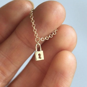 Hangslotkettingring • Minimalistische gouden ring • Roségoud of zilver • Stapelbare ring voor vrouwen • Cadeau voor haar