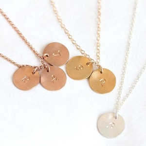 Collar con disco de letra, collar con discos rellenos de oro de 14k, collar personalizado para mamá, collar con inicial de oro rosa