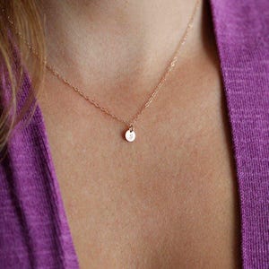 Collar con disco de letra, Collar con monograma, Collar minimalista de oro, Collar de oro rosa, Collar con inicial simple