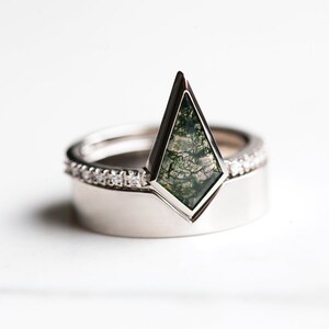 Kite moss agate engagement ring, Mossy kite and diamond engagement ring, Geometric engagement ring for modern wedding image 3