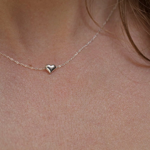 Collier de coeur minuscule, collier de coeur gonflé délicat, petit collier de coeur en or blanc, collier de coeur en argent