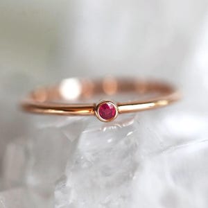 Anello con rubino, Piccolo solitario di fidanzamento, Piccolo anello per neonato, Anello con pietra preziosa rossa, Anello sottile