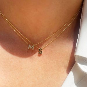 Par de collares con iniciales en oro de 14k