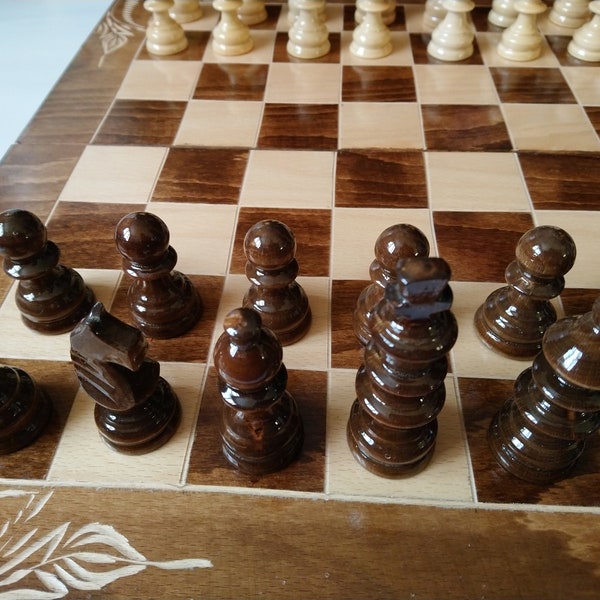 Nouveau jeu d'échecs en bois 20 x 20 pouces marron, boîte d'échiquier en bois de hêtre sculpté à la main, pièce d'échecs faite main en bois de noisetier tournée à la main, backgammon, dames