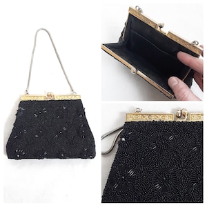 Puede incluir: Un bolso de noche negro de cuentas con cierre dorado y correa de cadena plateada. El bolso está decorado con un patrón repetitivo de pequeñas cuentas negras.