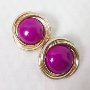 Vintage 80er Jahre Clip-on Ohrringe Gold Ton lila Kunststoff Runde Costum Schmuck 3,5 cm