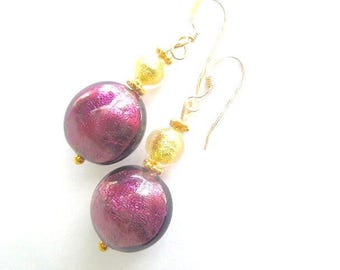 Orecchini in vetro di Murano con ametista viola e perle in vetro di Murano color oro con fili in vermeil e oro riempito.