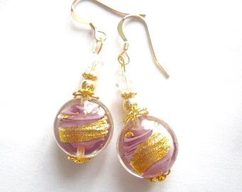 Orecchini in vetro di Murano con perle di lenticchie in vetro di Murano viola e oro, fili vermeil e riempiti d'oro