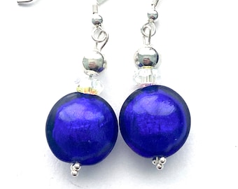 Orecchini in vetro di Murano con perle di lenticchia di Murano blu, cristallo Swarovski e argento sterling.
