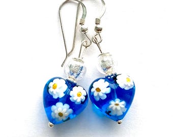 Orecchini in vetro di Murano blu millefiori con fili in argento sterling.