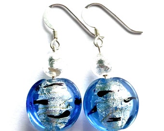 Orecchini in vetro di Murano con perle in vetro di Murano blu e argento con argento sterling.